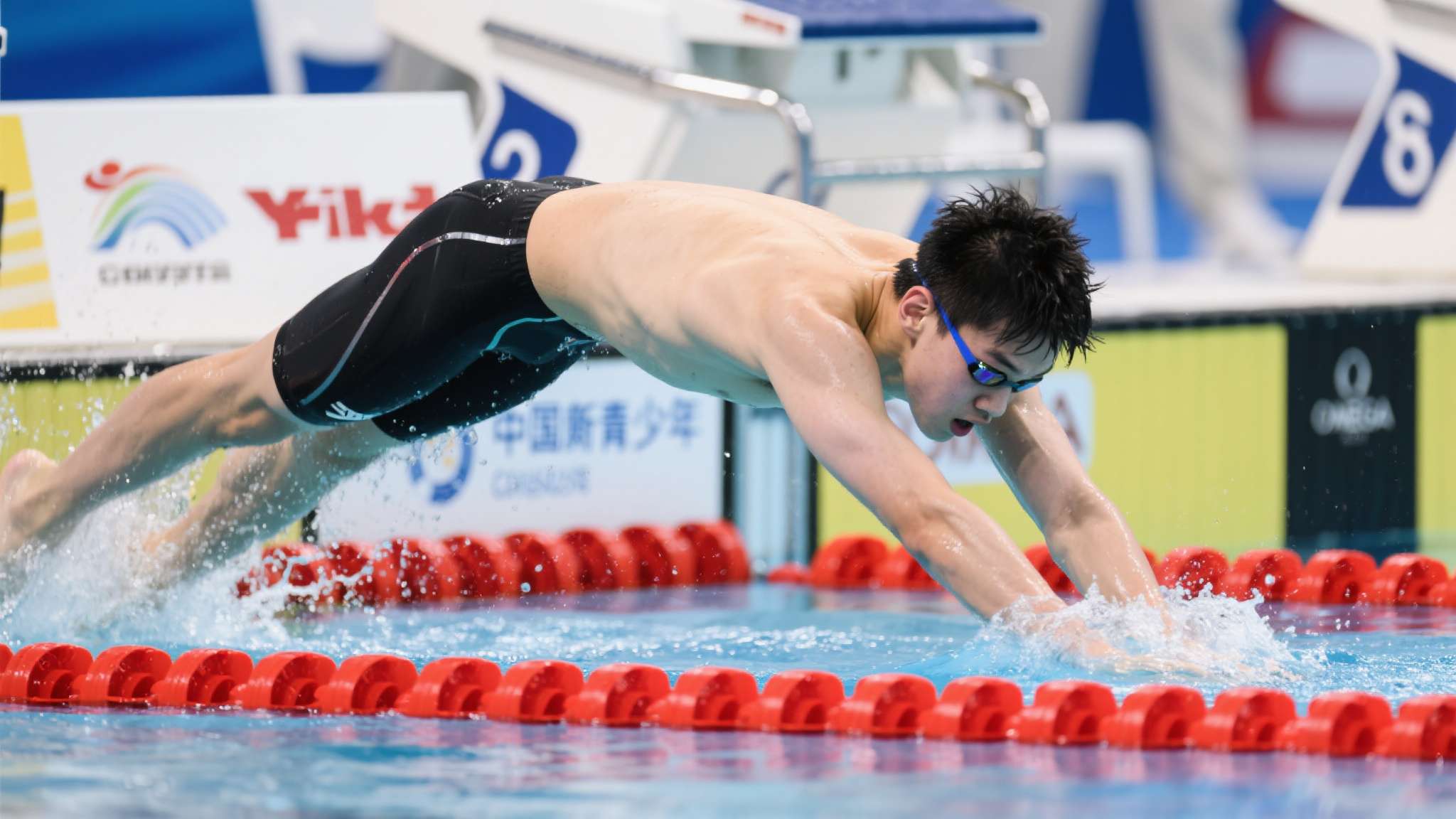 13岁于子迪击败美国名将史密斯,夺女子200米蝶泳金牌 近年来,中国游泳不断加强青训体系培养,为年轻运动员提供系统训练和科学保障。以于子